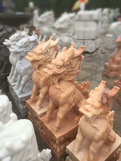 西安昆明池鵲橋欄桿上的喜鵲雕塑斷數(shù)個
