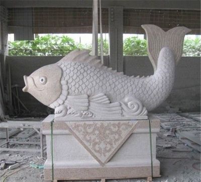 公園擺放的砂巖石雕創(chuàng)意鯉魚(yú)雕塑