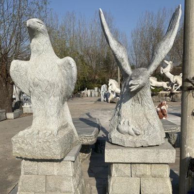 公園擺放兩只抽象石雕老鷹雕塑