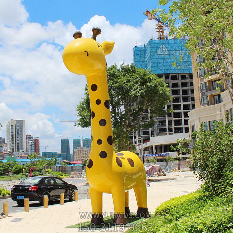 可愛的卡通長頸鹿，大型卡通動物景觀雕塑