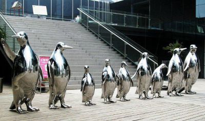 公園廣場不銹鋼鏡面白鋼創(chuàng)意姿態(tài)各異排隊(duì)等待的天鵝雕塑