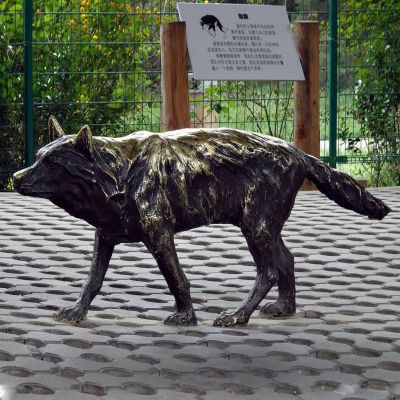 景區(qū)動(dòng)物園不銹鋼仿古做舊行走的狼雕塑