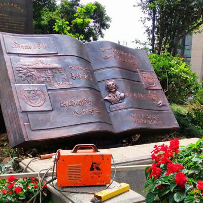 園區(qū)小區(qū)文化擺件定制 鍛銅書本 玻璃鋼仿銅書本造型 廣場校園書箱雕塑 