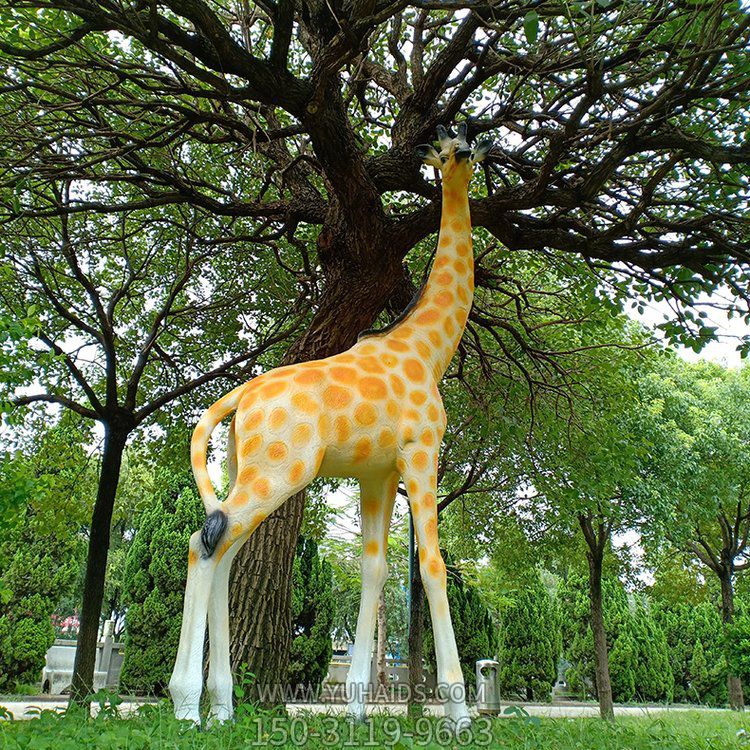 玻璃鋼仿真長(zhǎng)頸鹿，公園園林草坪動(dòng)物景觀雕塑